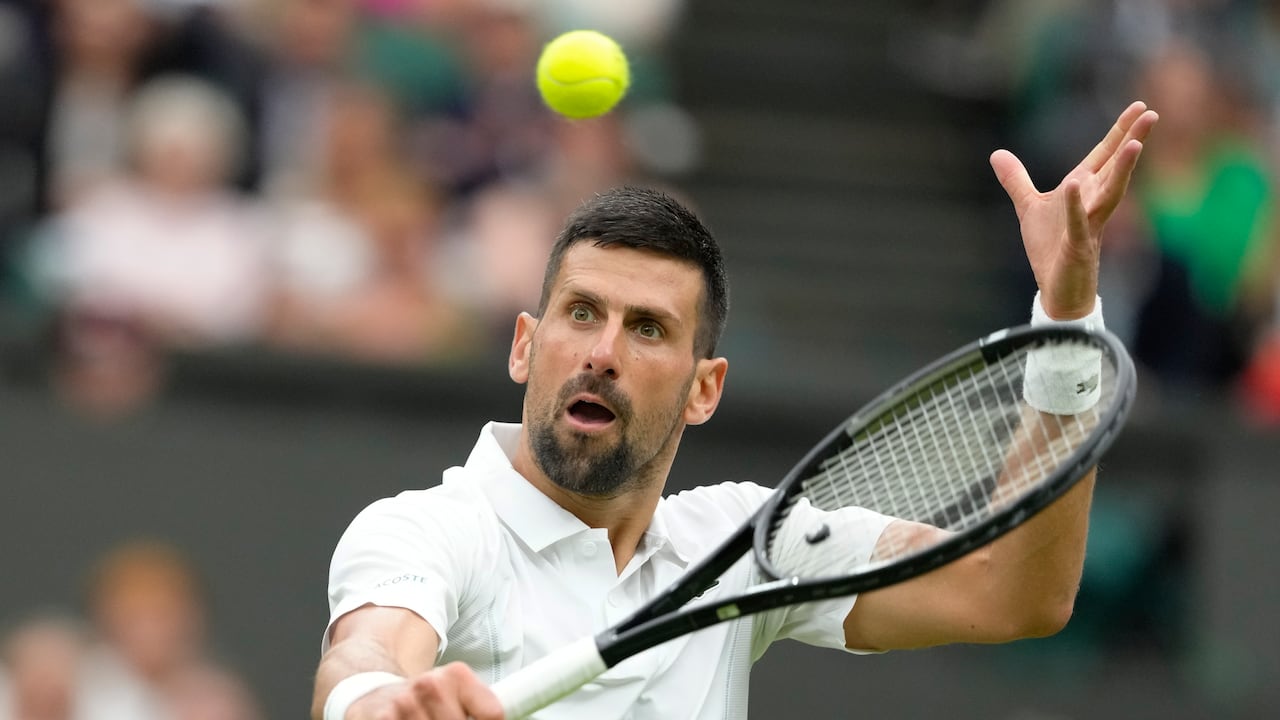El serbio Novak Djokovic juega un revés ante Vit Kopriva de la República Checa durante su partido de primera ronda en el campeonato de tenis de Wimbledon en Londres, el martes 2 de julio de 2024. (Foto AP/Kirsty Wigglesworth)