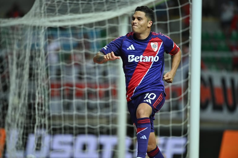 Juan Fernando Quintero durante un duelo de la Liga Argentina 2026 con River Plate.
