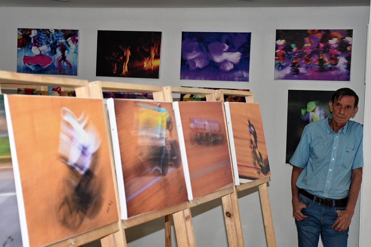 Vé: Exposición por sus 35 años como fotógrafo profesional Arley Acosta en la Biblioteca Departamental. Foto José L Guzmán. EL País.