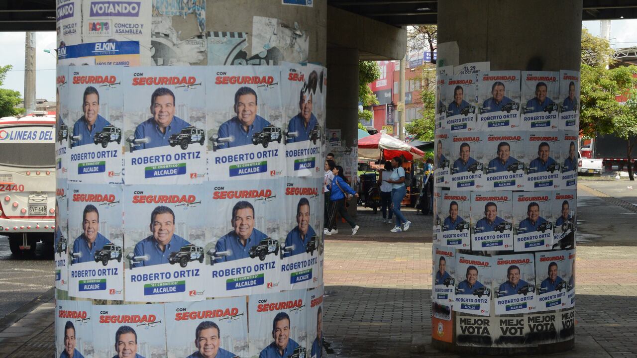 Cali: Aún continúa vallas, pasa calles y afiches en las vías de la ciudad, se anuncian multas sin no la retiran pronto. Foto José L Guzmán. El País