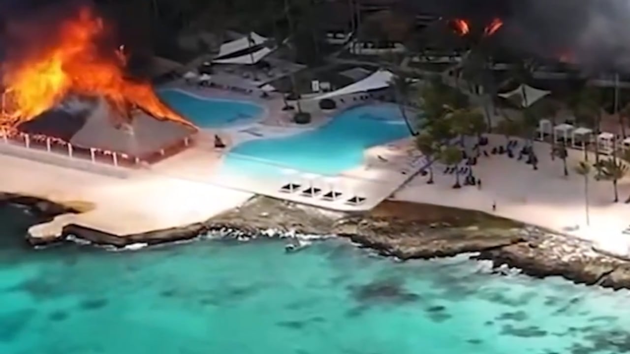 El incendio se registró en un complejo turístico de Bayahíbe, en la provincia de La Romana. Las llamas se propagaron rápidamente por estructuras con techos de palma, obligando a evacuar a 1.690 personas. Las autoridades investigan las causas del siniestro.