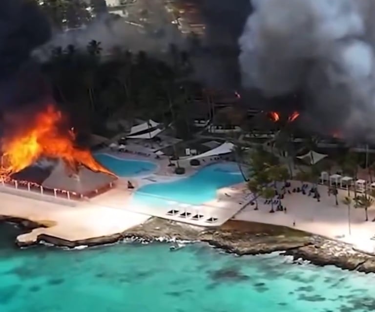 El incendio se registró en un complejo turístico de Bayahíbe, en la provincia de La Romana. Las llamas se propagaron rápidamente por estructuras con techos de palma, obligando a evacuar a 1.690 personas. Las autoridades investigan las causas del siniestro.