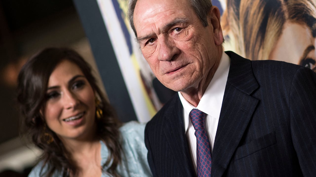 El actor Tommy Lee Jones junto a su hija durante la premier de la película 'Just Getting Started', en diciembre del 2017.