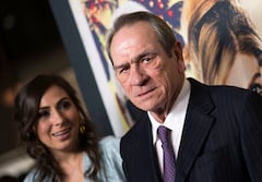 El actor Tommy Lee Jones junto a su hija durante la premier de la película 'Just Getting Started', en diciembre del 2017.