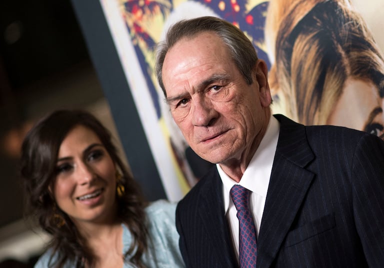 El actor Tommy Lee Jones junto a su hija durante la premier de la película 'Just Getting Started', en diciembre del 2017.
