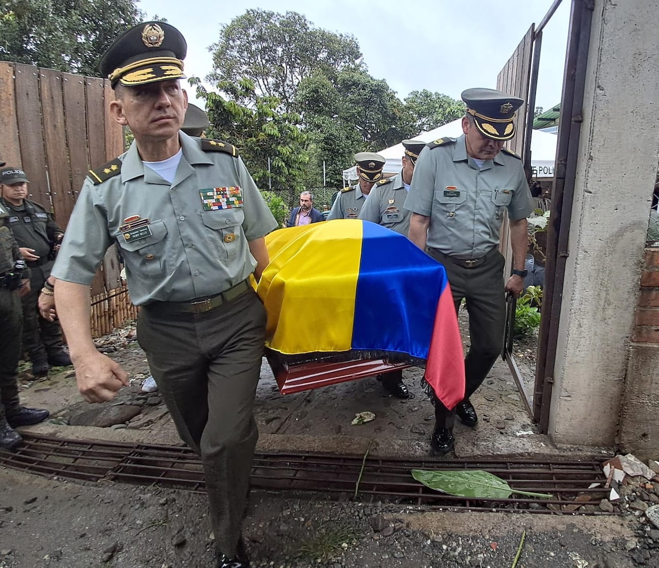 Los oficiales de la Policía fueron los encargados de cargar el féretro del intendente de Martínez durante la ceremonia.
