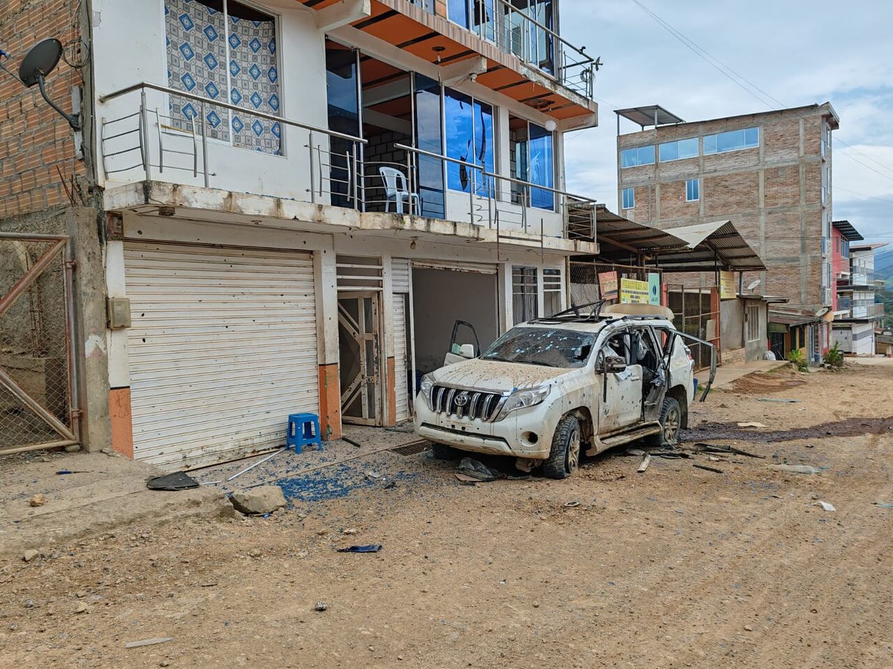 Así quedó uno de los vehículos impactados por un explosivo lanzado desde un drone en medio de los combates entre la Segunda Marquetalia y las disidencias de las Farc.