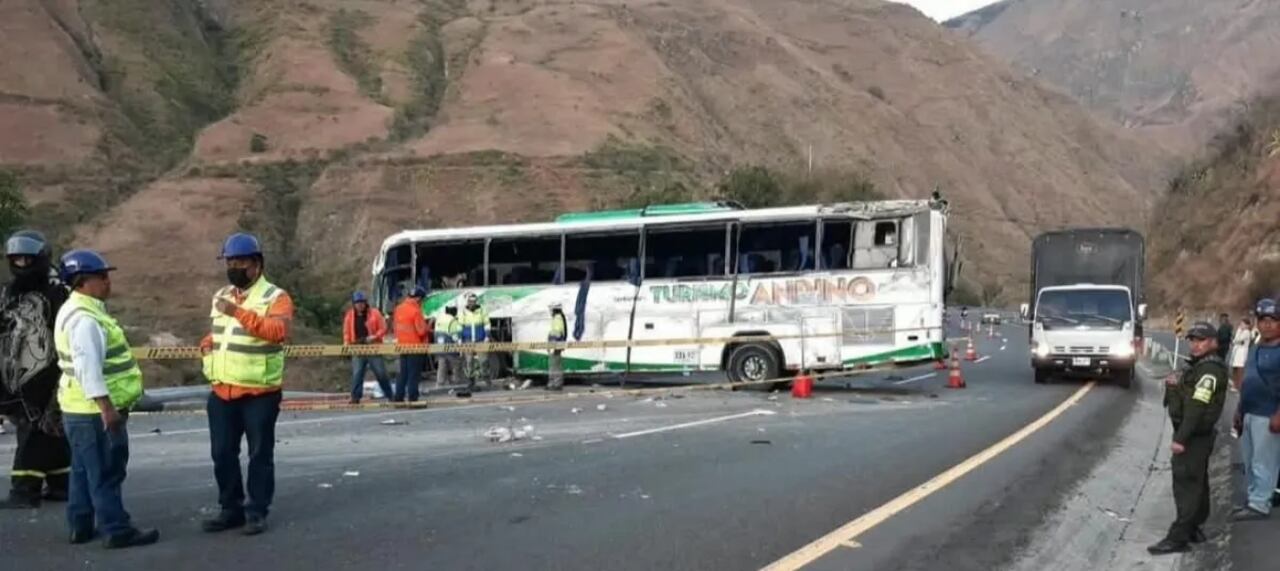 El Cuerpo de Bomberos Voluntarios de Ipiales brindó ayuda a los heridos por el accidente. Hicieron labores de rescate, atención a los lesionados y una revisión de las condiciones de seguridad en el sector.
