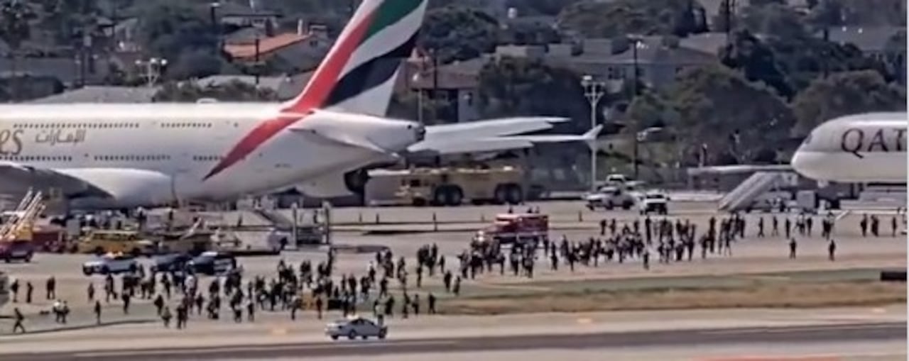 Avión aterrizó por incendio en los motores.