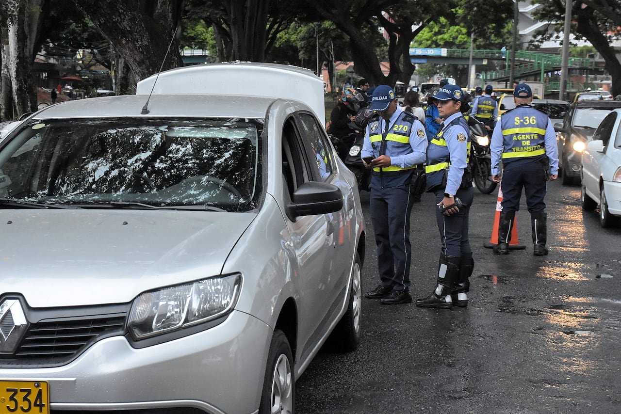 La Secretaría de Movilidad llevó a cabo operativos de control de Pico y Placa en la Avenida Sexta, Con el fin de mejorar los problemas de movilidad que atraviesa la ciudad.