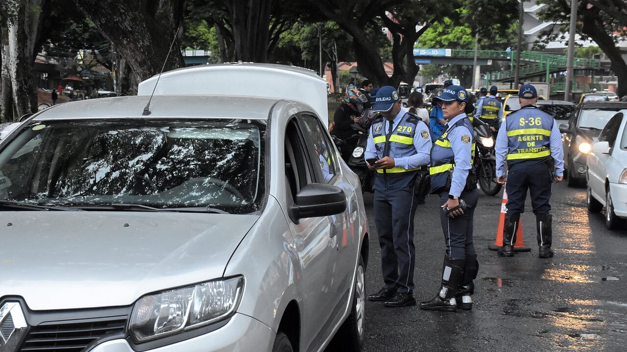 La Secretaría de Movilidad llevó a cabo operativos de control de Pico y Placa en la Avenida Sexta, Con el fin de mejorar los problemas de movilidad que atraviesa la ciudad.