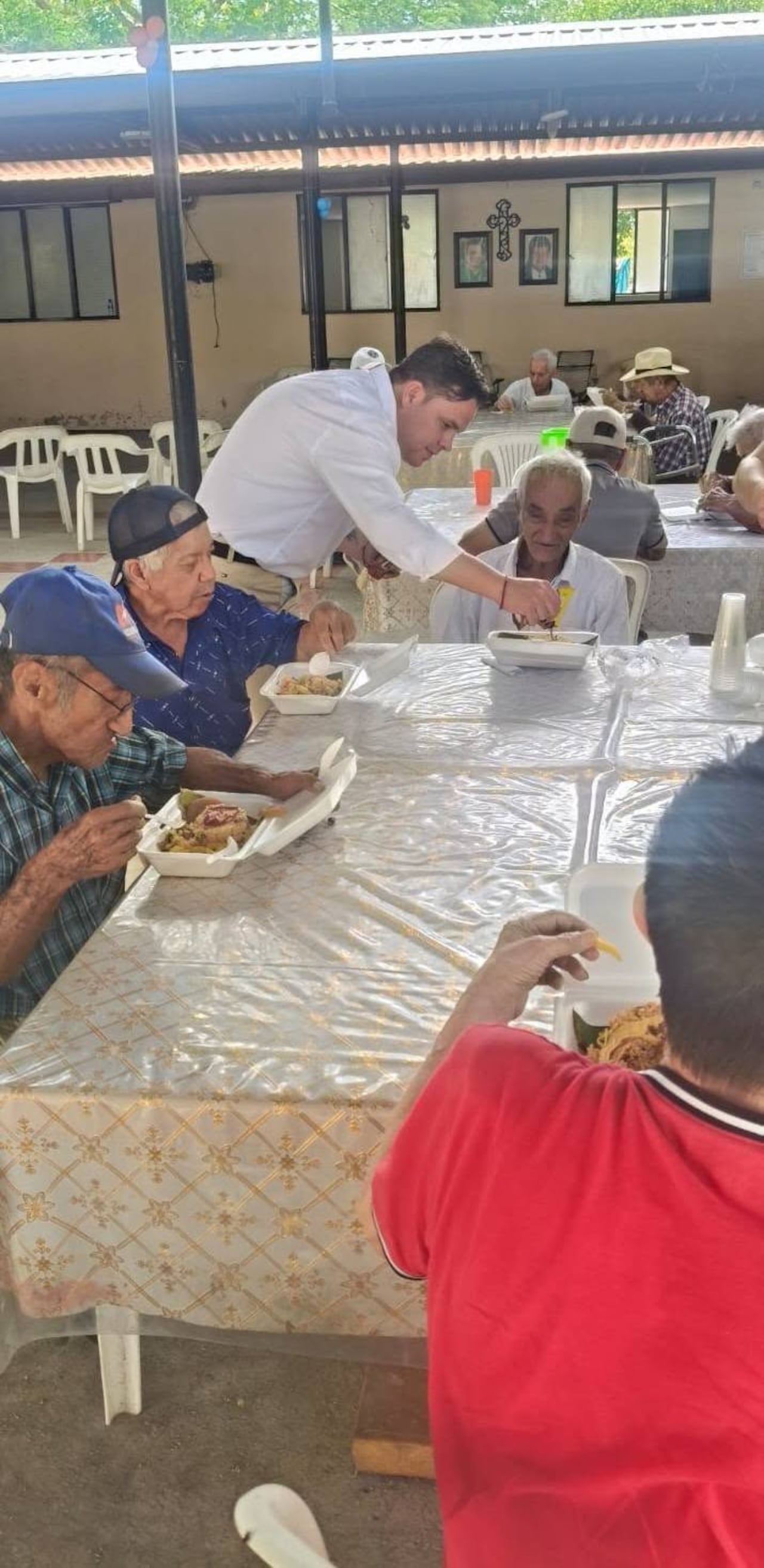 Rolando Sierra Ramírez, líder del restaurante en la vereda La Vega, destaca que servir desde el oficio cotidiano es una herramienta poderosa para transformar vidas y fortalecer el tejido social en Campoalegre.