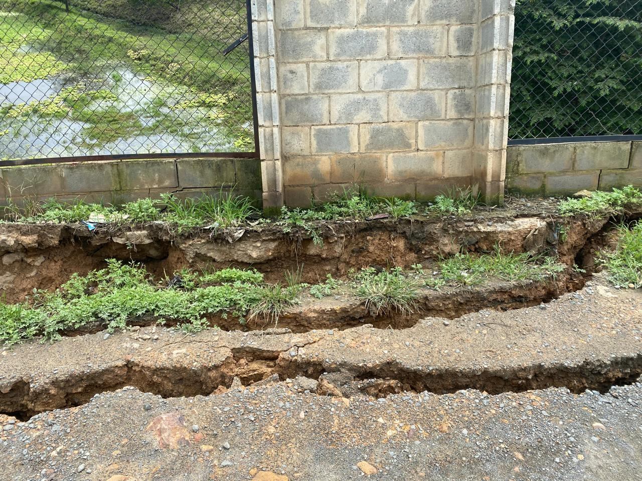 El daño estructural fue identificado durante visitas técnicas.