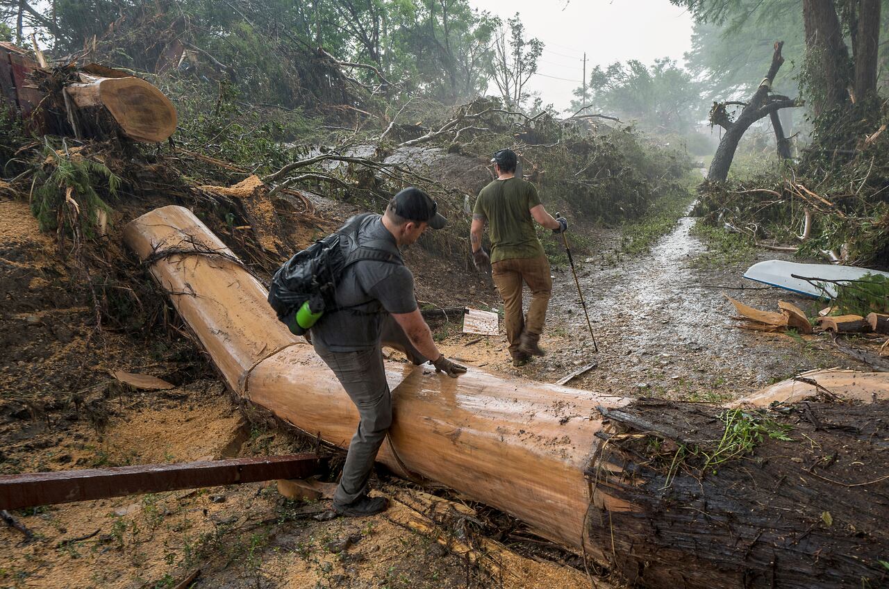 Voluntarios buscan a personas desaparecidas a orillas del río Guadalupe tras las recientes inundaciones del domingo 6 de julio de 2025 en Hunt, Texas.