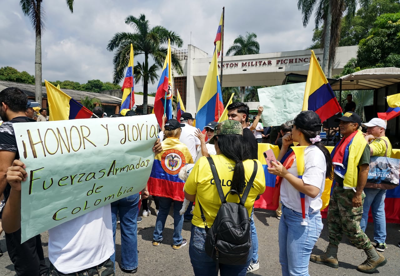 Cientos de personas, entre ex militares, familiares de soldados caídos en combate, empresarios y gente del común, realizaron un plantón en respaldo a la fuerza pública frente al batallón Pichincha.