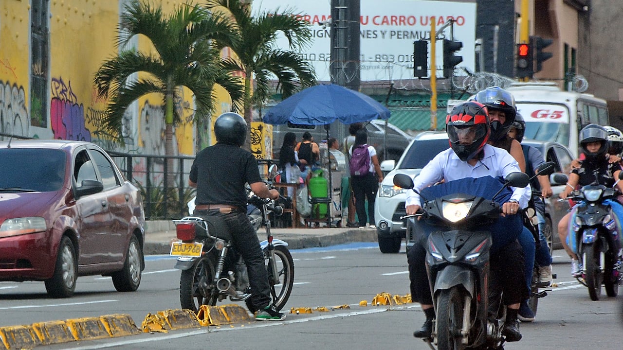 Infracciones de tránsito cometidas por motocicletas, que afectan la seguridad vial y la convivencia en Cali. Foto Jorge Orozco / El País,