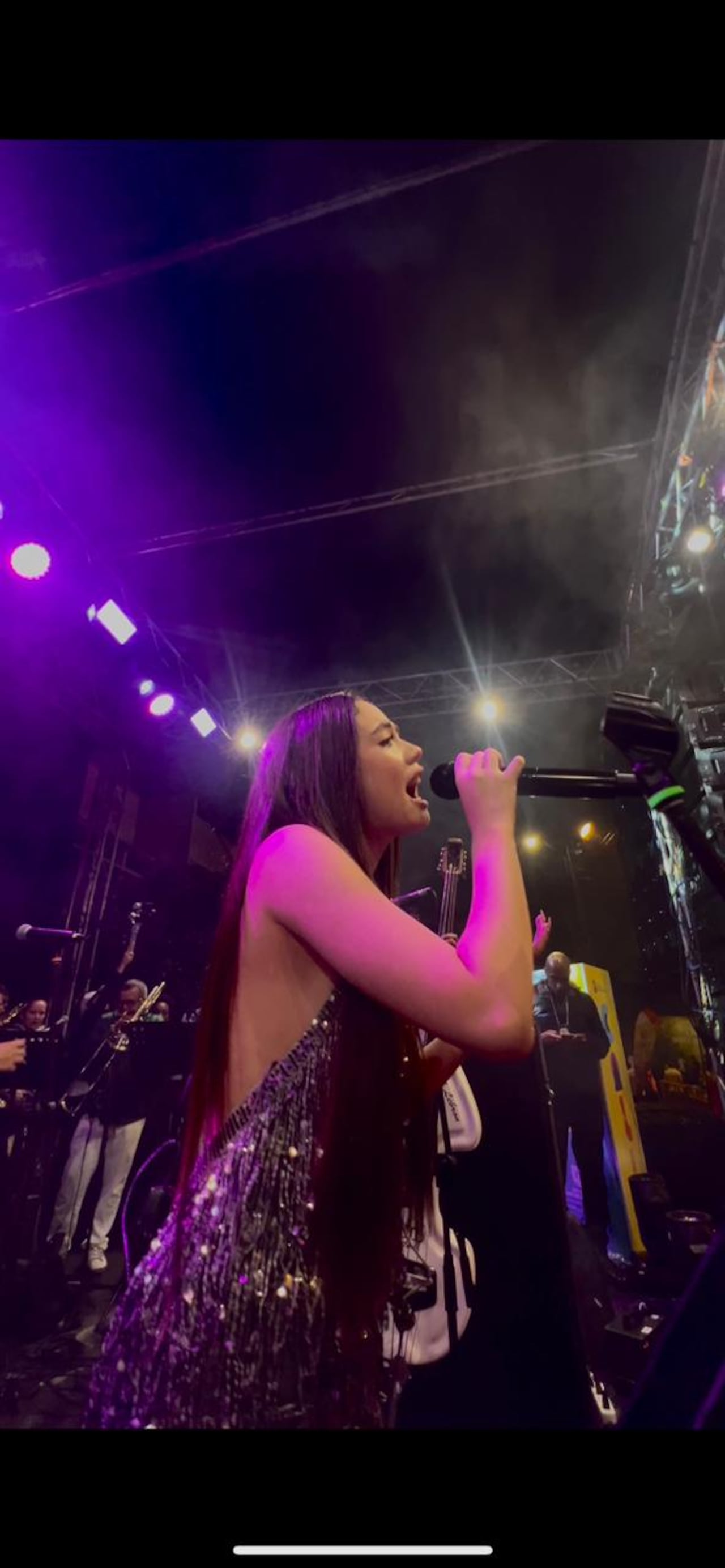 América Lebrón ya se ganó el cariño y la aceptación del público caleño. Aquí, durante su presentación en el barrio Obrero, con la orquesta de Los Hermanos Lebrón.