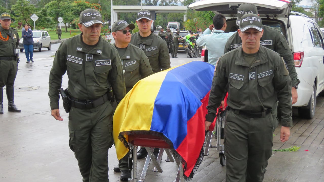Compañeros de la Policía Nacional de Colombia rindieron honores durante las exequias del uniformado fallecido tras el atentado.