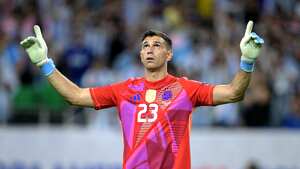 Argentina's goalkeeper #23 Emiliano Martinez celebrates after saving a goal during a penalty shoot out during the Conmebol 2024 Copa America tournament quarter-final football match between Argentina and Ecuador at NRG Stadium in Houston, Texas, on July 4, 2024. (Photo by JUAN MABROMATA / AFP)