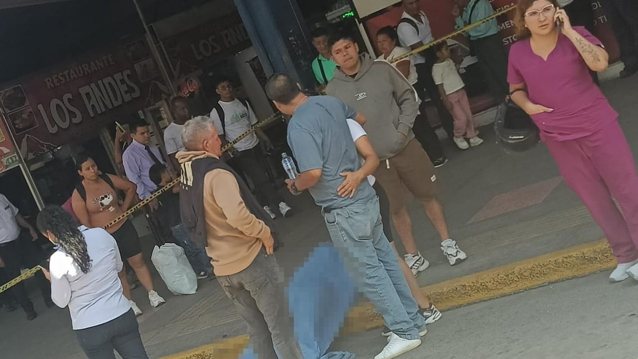 Familiares y conocidos llegaron hasta la terminal de transporte de Popayán luego de ser informados de la muerte de este ciudadano.