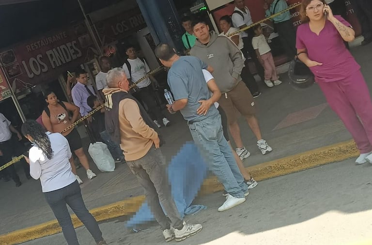Familiares y conocidos llegaron hasta la terminal de transporte de Popayán luego de ser informados de la muerte de este ciudadano.