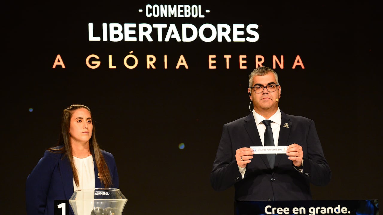LUQUE, PARAGUAY - 05 DE JULIO: Frederico Nantes Director de Competiciones de Clubes durante el sorteo oficial de los octavos de final de las ediciones actuales de la Copa CONMEBOL Libertadores y Sudamericana el 05 de julio de 2023 en Luque, Paraguay. (Foto de Daniel Piris - Piscina/Getty Images)