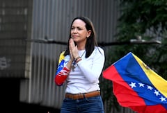 Desde la clandestinidad, María Corina Machado continúa impulsando denuncias, movilizaciones y un programa de transición; su liderazgo representa hoy la esperanza de quienes buscan reconstruir la democracia.