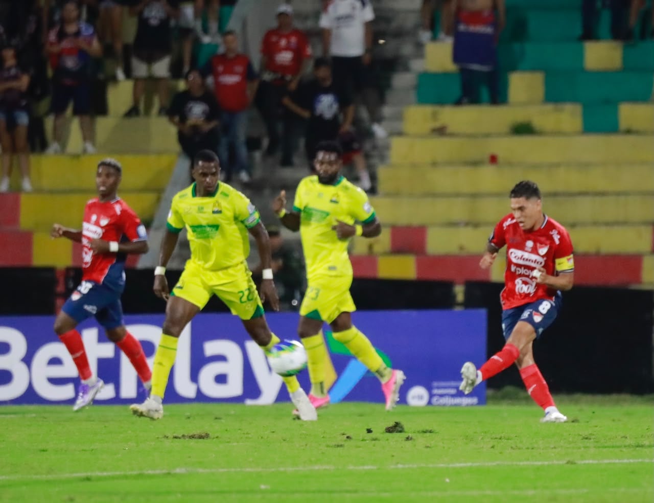 Juan Fernando Quintero realiza un remate en el partido entre Bucaramanga y Medellín.