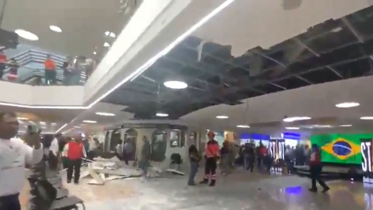 Colapso de techo en centro comercial de Medellín.