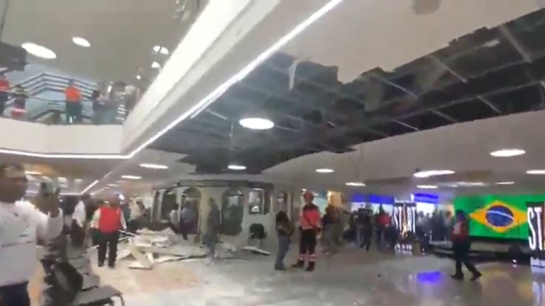 Colapso de techo en centro comercial de Medellín.