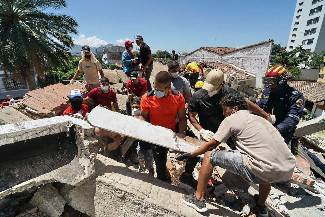 Trabajo de búsqueda de cuerpos de los escombros del edificio Cantabria ubicado en la calle 8B con carrera 45, del barrio Nueva Tequendama en Cali.