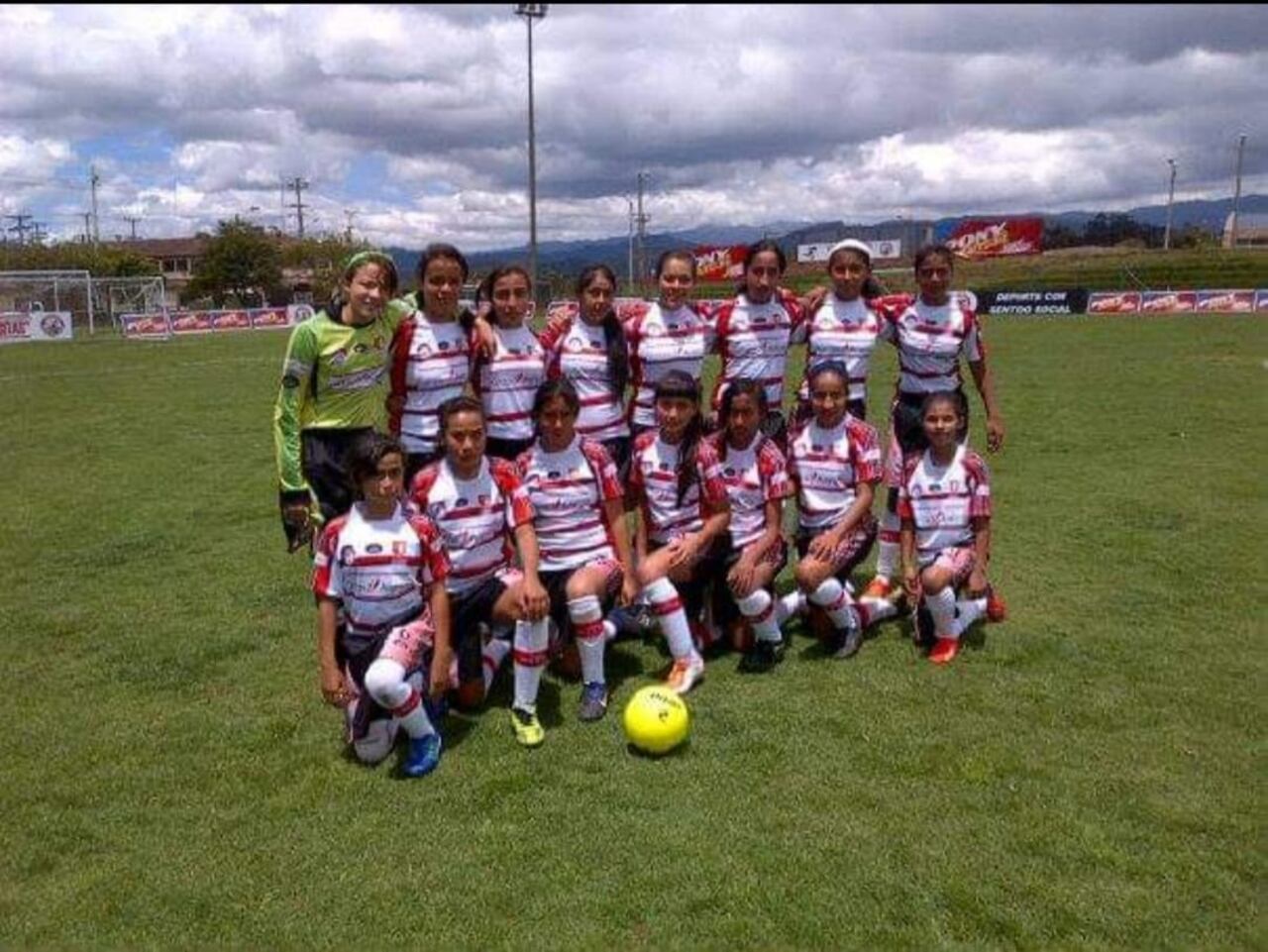 Mayra Ramírez (fila arriba, tercera de izquierda a derecha) con 12 años y jugando para el Club Real Pasión.