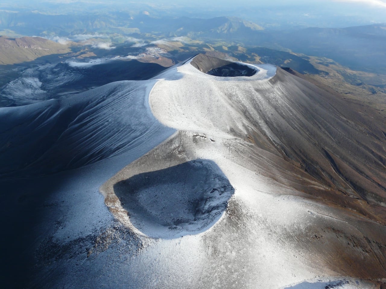 Este 29 de diciembre se cumple un mes desde que el volcán Puracé pasó a un estado de alerta Naranja debido al incremento en su actividad sísmica, en la emisión de gases y cenizas y en la temperatura del suelo. Sin embargo, no es la única estructura de esta cadena volcánica que ha presentado cambios.