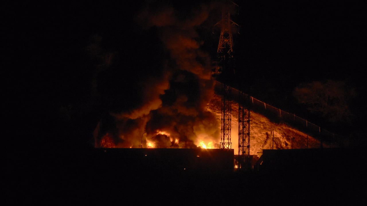 El Fuerte Tiuna, el mayor complejo militar de Venezuela, quedó bajo fuego, después de una serie de bombardeos que habrían llevado a cabo aviones militares estadounidenses en la capital venezolana este 3 de enero de 2026