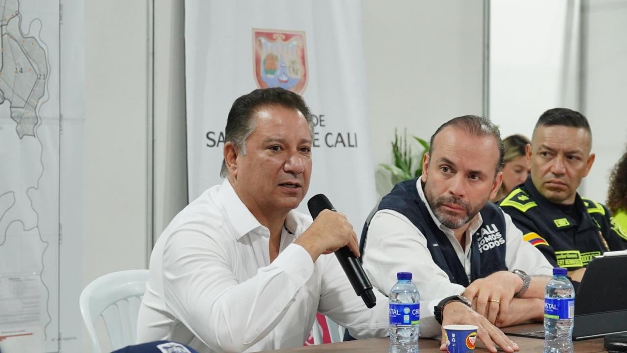 Juan Manuel Muñoz, gerente de la reconstrucción del Fondo Milagro para Cali y el Valle del Cauca, junto al alcalde Alejandro Eder.