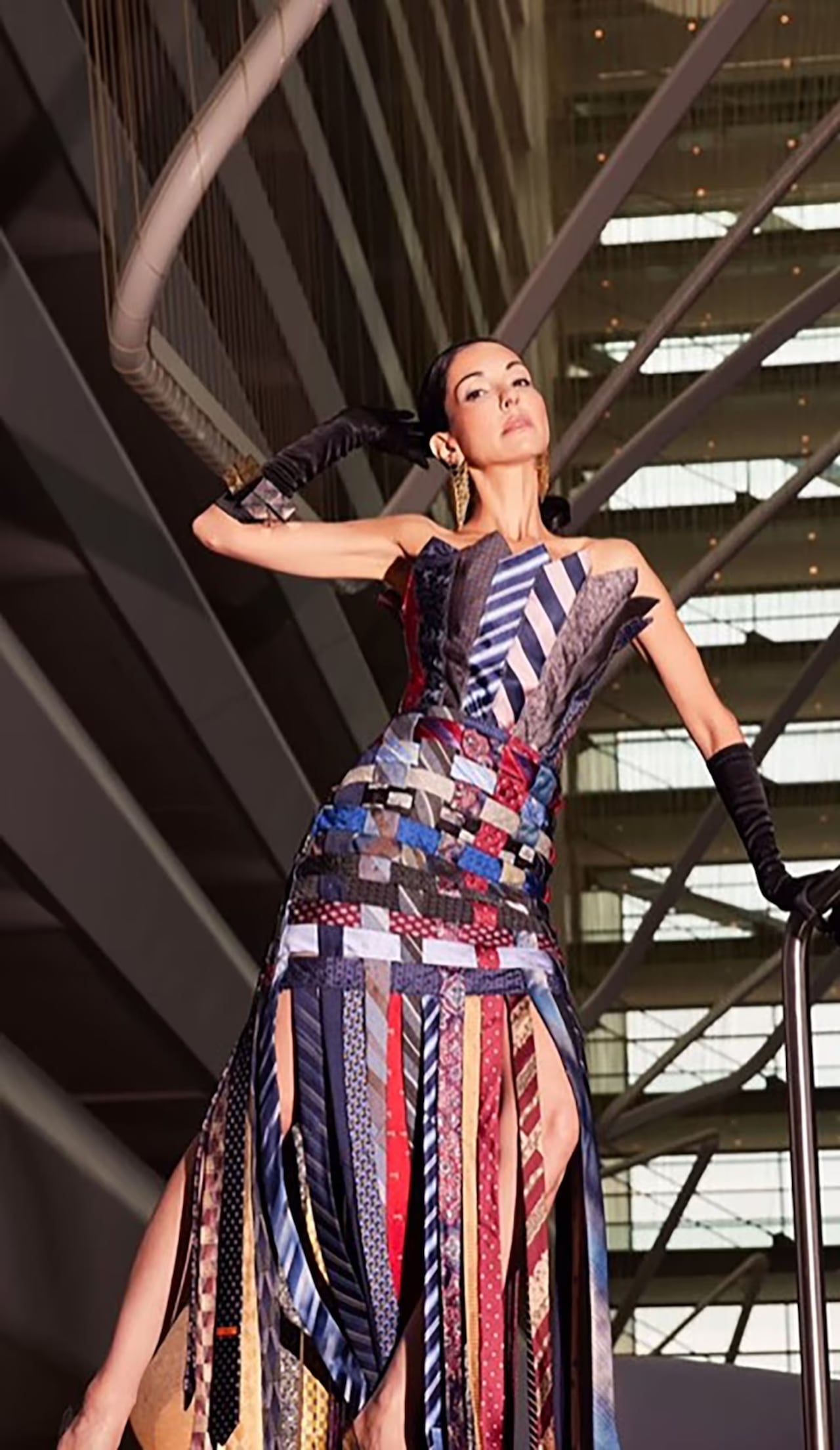 Max Alexander presentó en New York Fashion Week este diseño que elaboró con corbatas antiguas.