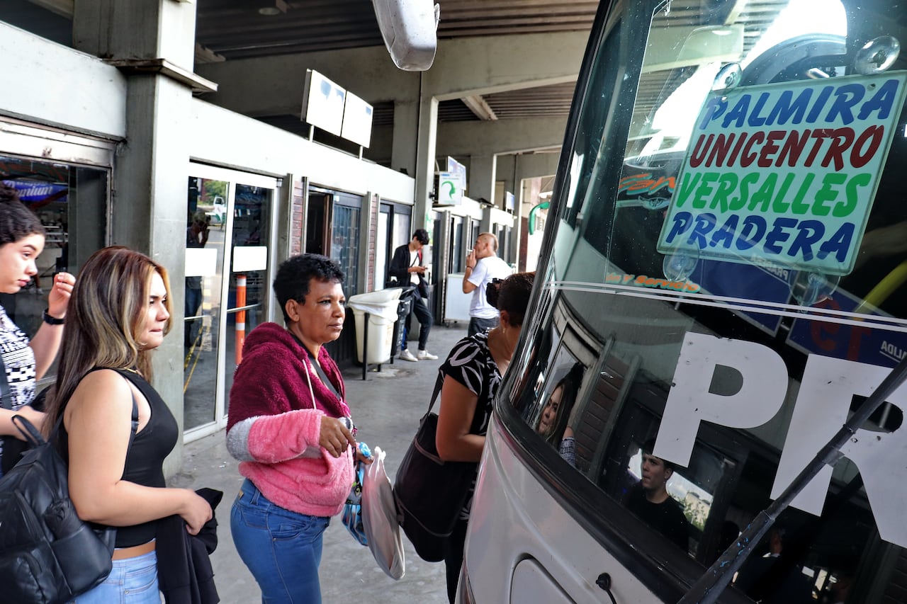 Buses intermunicipales en la terminal de transportes de Cali. Los precios de los pasajes tuvieron aumentos de hasta el 71%