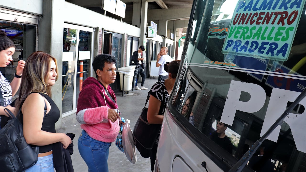 Buses intermunicipales en la terminal de transportes de Cali. Los precios de los pasajes tuvieron aumentos de hasta el 71%