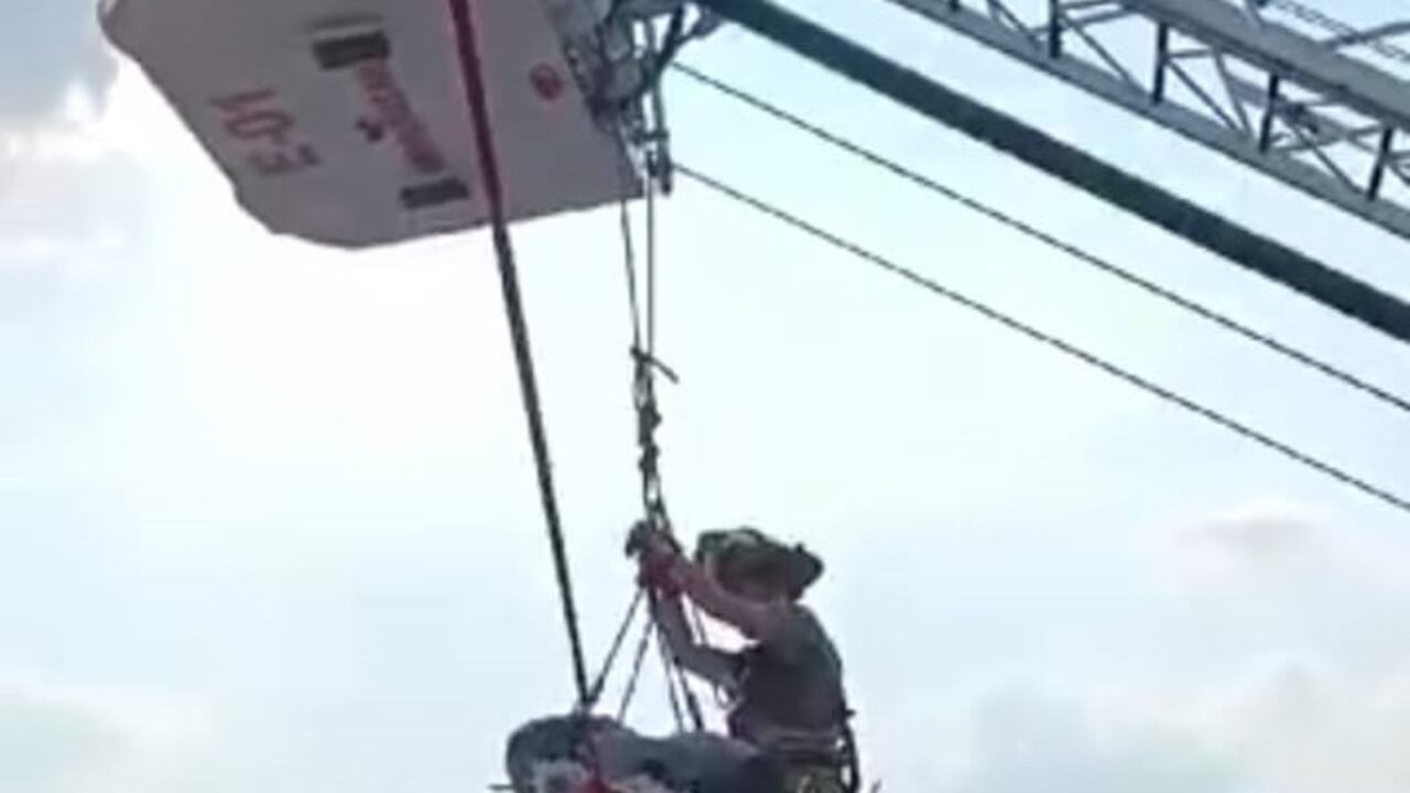 Bomberos de Bello, Antioquia, ayudan a mujer con obesidad mórbida