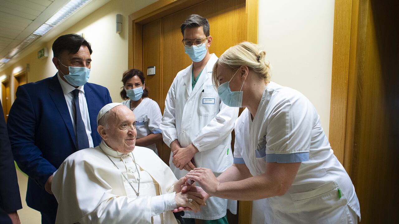 El papa Francisco saluda a personal del hospital, sentado en una silla de ruedas dentro de la Policlínica Agostino Gemelli en Roma, el domingo 11 de julio de 202. (Vatican Media via AP)
