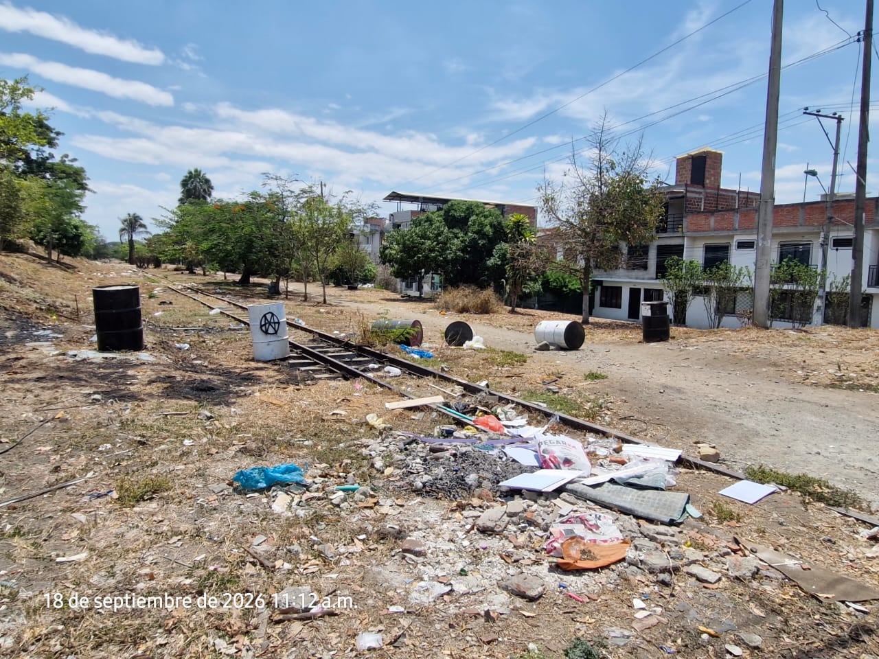 Estado previo del separador vial en la Calle 70, un sector donde se recogen en promedio 10 metros cúbicos de residuos acumulados al mes.