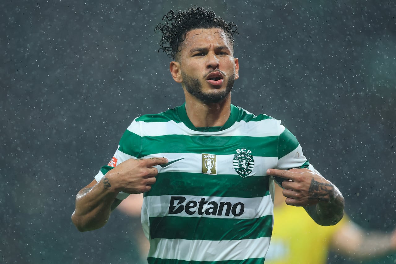 El delantero colombiano #97 del Sporting de Lisboa, Luis Suárez, celebra marcar el segundo gol de su equipo, que luego fue anulado, durante el partido de fútbol de la Liga Portuguesa entre el Sporting CP y el CD Nacional da Madeira en el estadio José Alvalade de Lisboa el 1 de febrero de 2026. (Foto de PATRICIA DE MELO MOREIRA / AFP)