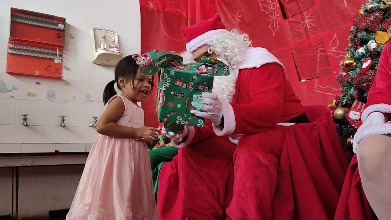 Voluntarios de la Cruz Roja y El País acompañaron la entrega de regalos y refrigerios en Cali.