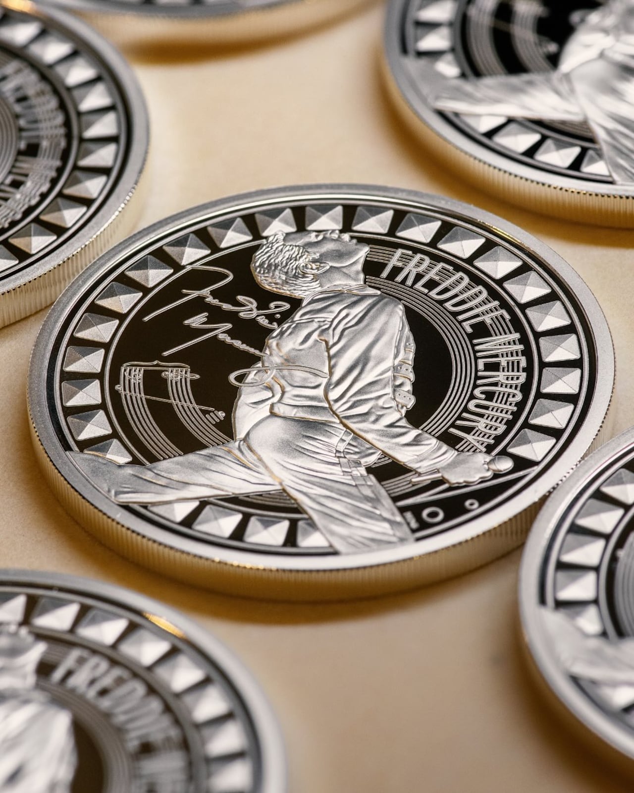 Royal Mint lanza moneda conmemorativa de Freddie Mercury y subastará un ejemplar de oro para apoyar la lucha contra el sida