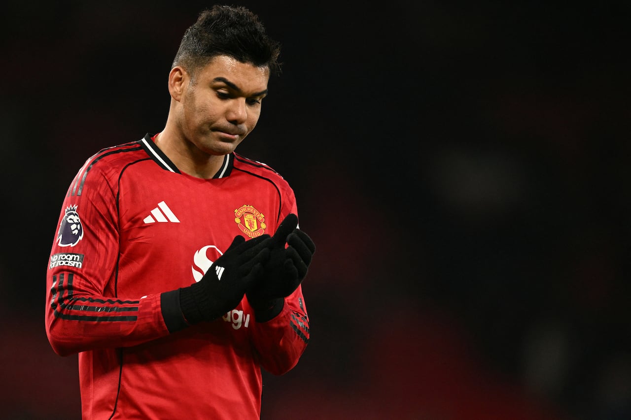 El centrocampista brasileño #18 del Manchester United, Casemiro, reacciona al final del partido de la Premier League inglesa con el Manchester United.