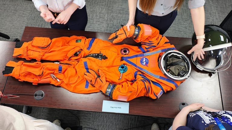 Momento en que los astronautas del Artemis alistaban los trajes. Foto exclusiva para El País.