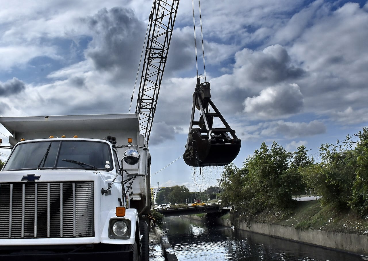 Las Empresas Municipales de Cali, continúan en la labor de limpiar el canal de aguas lluvias del sector ubicado en la avenida ciudad de Cali que comprende con la petar de Cañaveralejo. Y así prevenir el taponamiento por basuras cuando llegue la temporada de lluvias en Cali. Fotos Raúl Palacios / El pais.