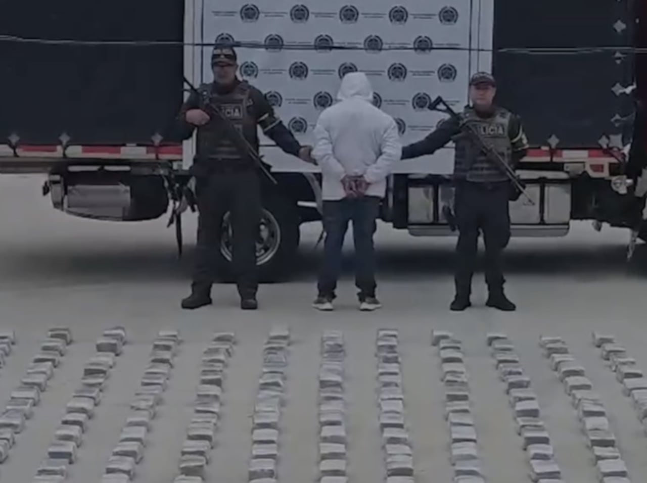 El alucinógeno estaba oculto en 37 bultos de lona blanca, camuflados debajo de sacos de harina dentro de un camión.