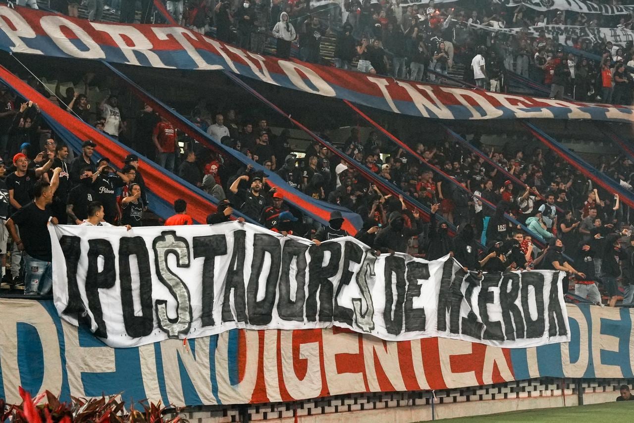 Protesta de los hinchas del Independiente Medellín que suspendió el partido de Copa Libertadores contra Flamengo.