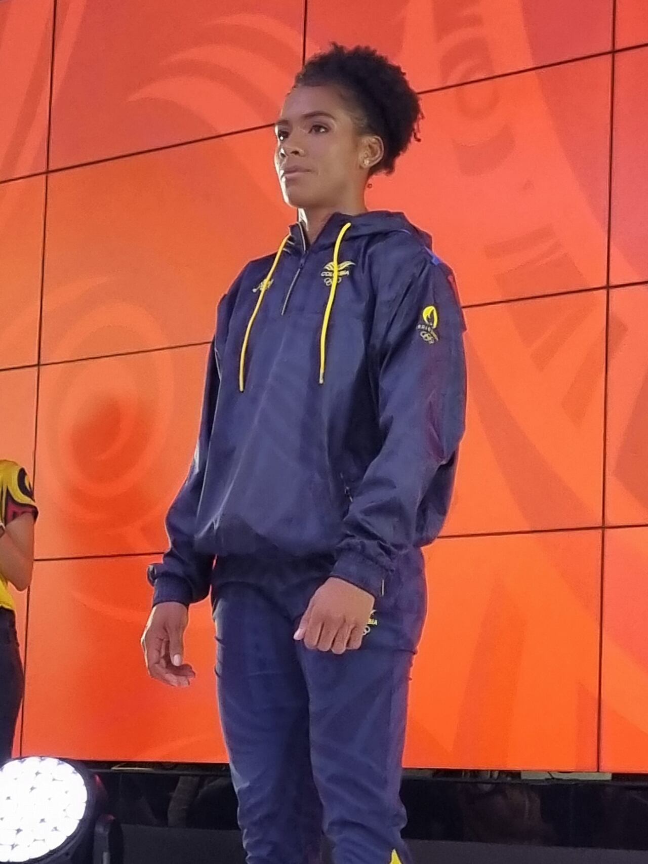 Sudadera que viste Valeria Araujo, atleta de Heptatlón.